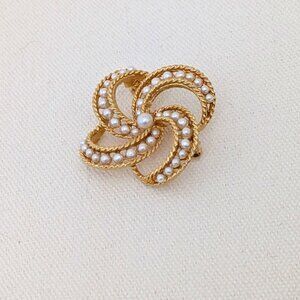 116 Elegant Gold and Pearl Brooch
